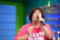 いい感じのR&Bを歌う岡崎体育。