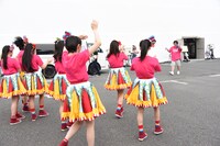 出番を終えた岡崎体育を出迎える私立恵比寿中学。