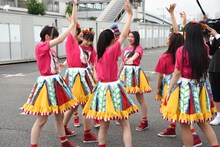 円陣を組む私立恵比寿中学。