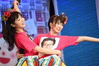ダンスを踊る中山莉子（左）と安本彩花（右）。