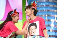 首に付いたものを柏木ひなた（左）に取ってもらう安本彩花（右）。