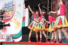 カメラアピールする私立恵比寿中学。