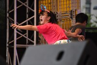 マネージャーに連行される小林歌穂。