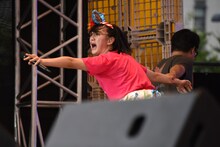 マネージャーに連行される小林歌穂。