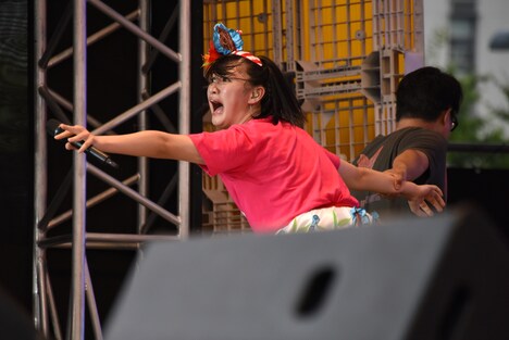 マネージャーに連行される小林歌穂。