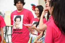 かき氷を持ったまま「めざましテレビ」の取材を受ける柏木ひなた。