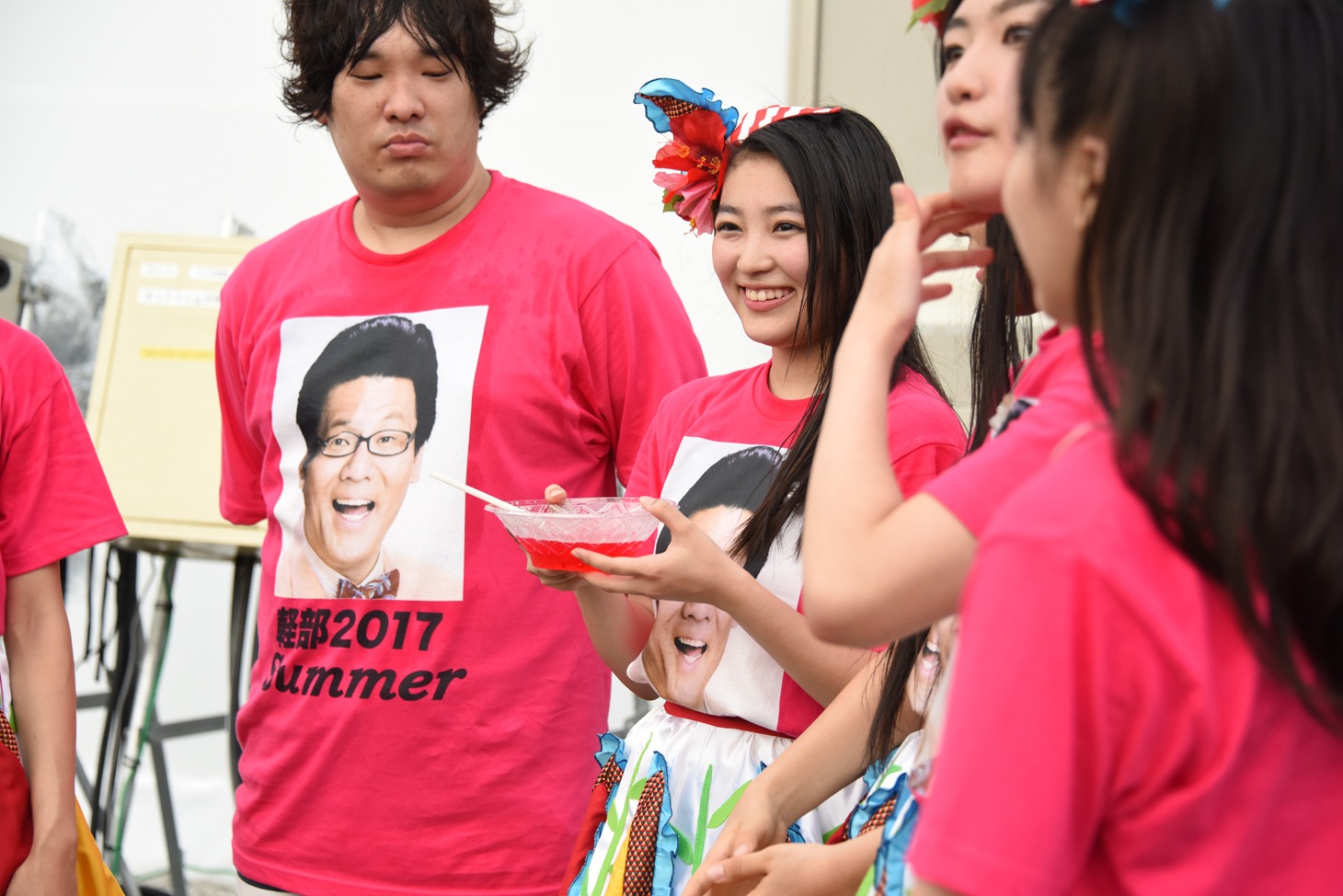 かき氷を持ったまま「めざましテレビ」の取材を受ける柏木ひなた。