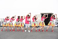 「サドンデス」のポーズを決める私立恵比寿中学と岡崎体育。