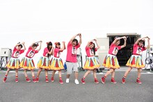 「サドンデス」のポーズを決める私立恵比寿中学と岡崎体育。