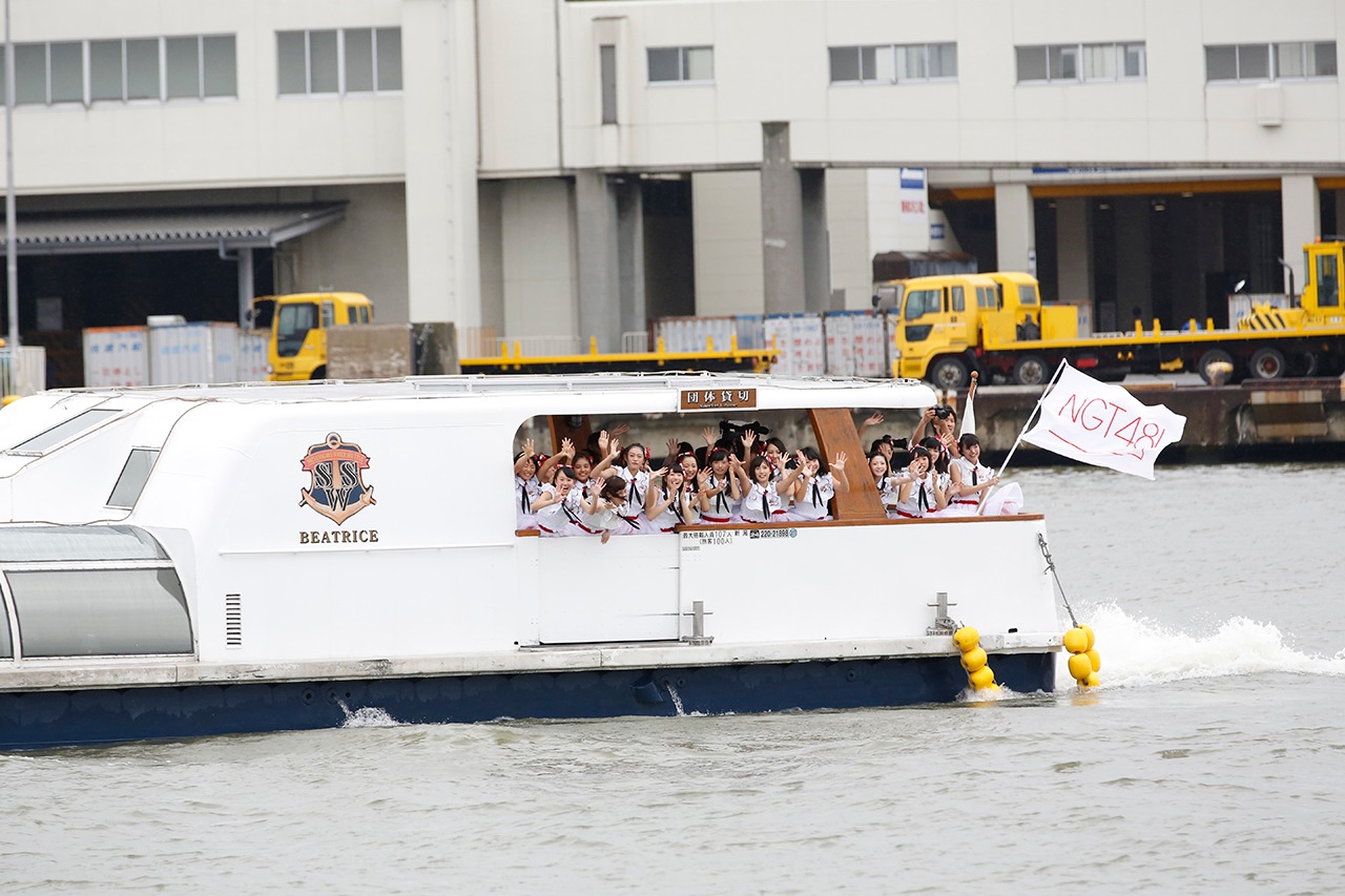 2015年8月21日に新潟・新潟市歴史博物館みなとぴあにて行われたお披露目イベントで遊覧船に乗って登場するNGT48。(c)AKS