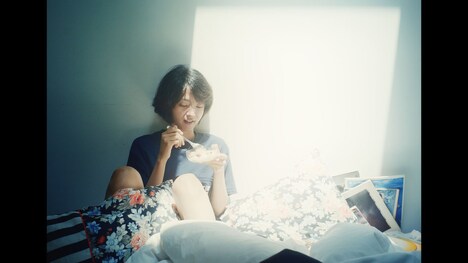 Chara「Tiny Dancer」ミュージックビデオのワンシーン。