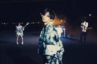 大森靖子「draw (A) drow」MVに出演した千葉雄大（中央）。