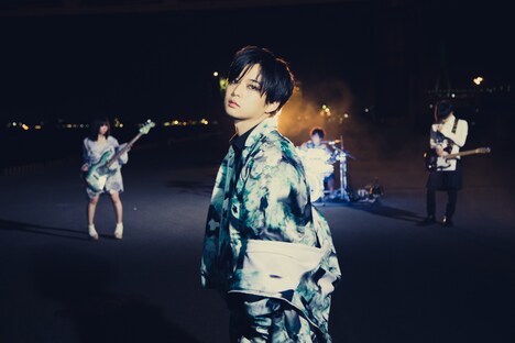 大森靖子「draw (A) drow」MVに出演した千葉雄大（中央）。