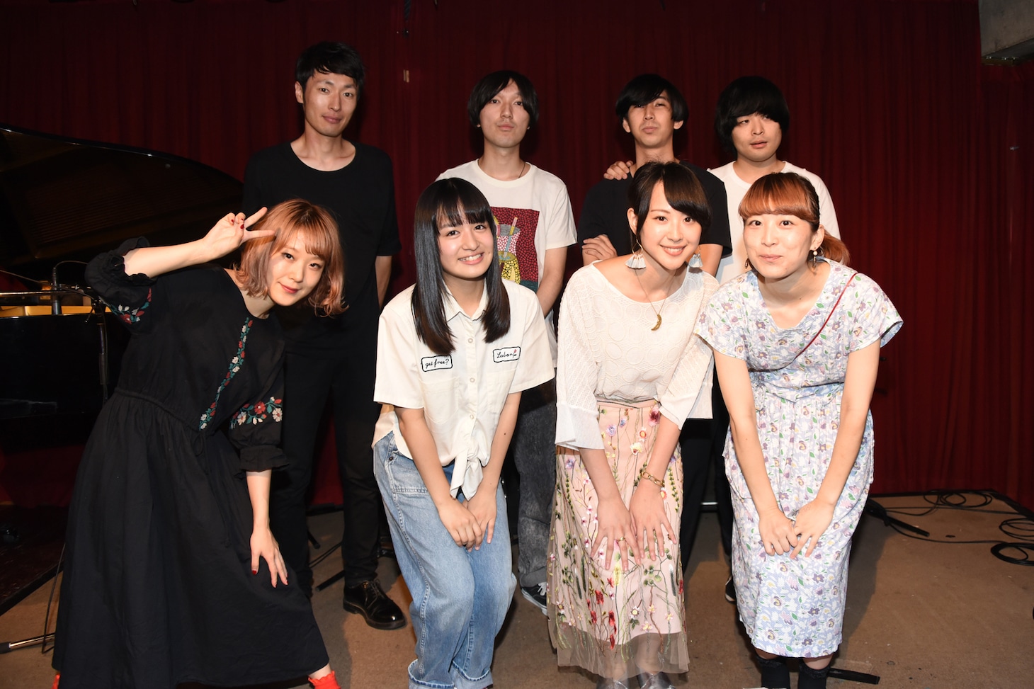 「ハッピーアイスクリーム」の出演者とSMELLS主宰のタキタソウ。