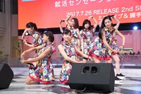 つばきファクトリー「就活センセーション / 笑って / ハナモヨウ」発売記念イベント 東京・池袋サンシャインシティ噴水広場公演の様子。
