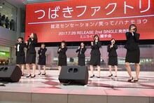 「就活センセーション」をパフォーマンスするつばきファクトリー。