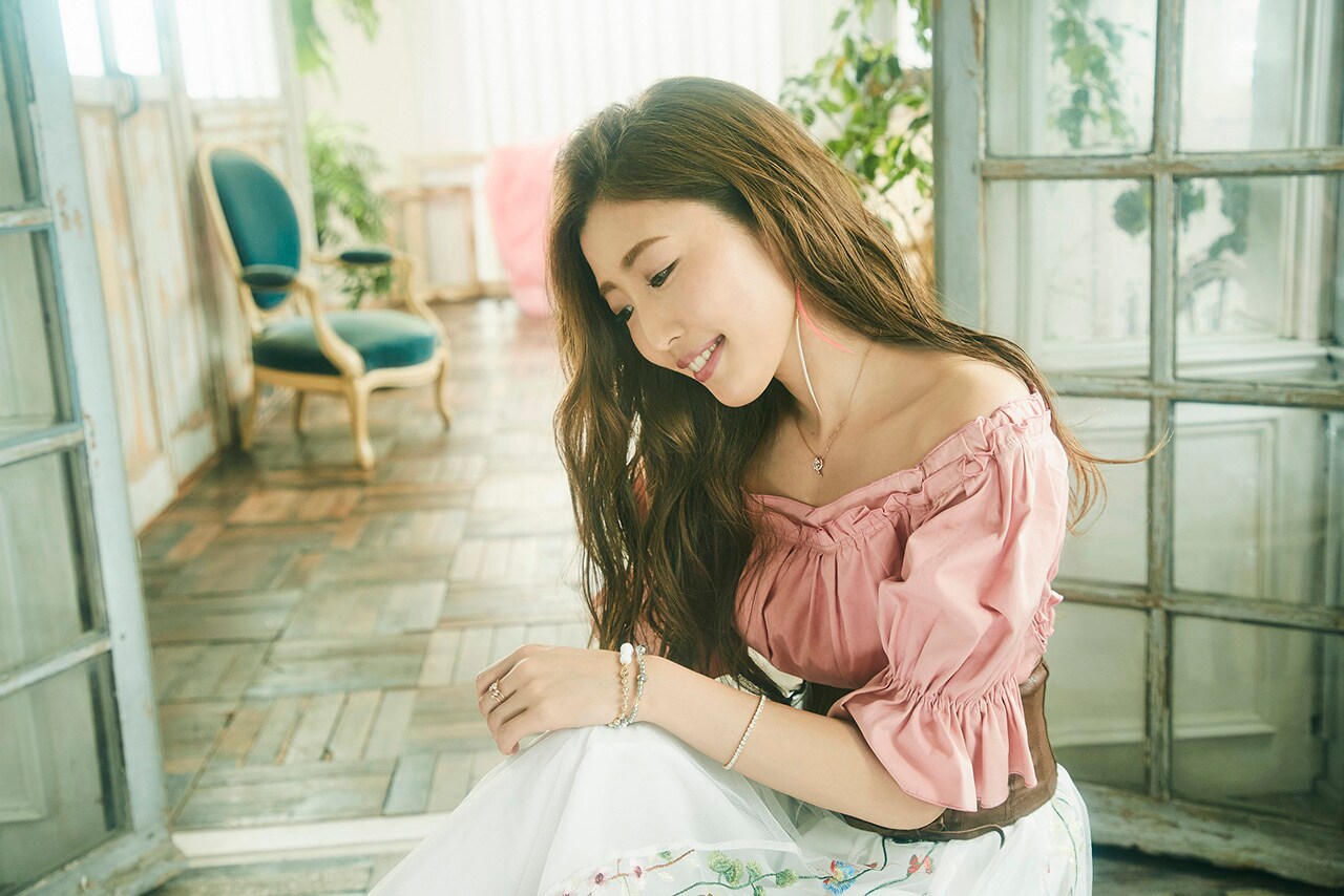 Tiara出産を経て3年ぶりにアルバム発売、“様々な形の愛”収録した「あいすること」