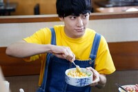 お好み焼きの具を混ぜるユースケ。