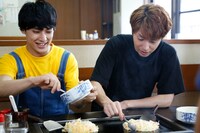 お好み焼きを焼くユースケとコーイチ。