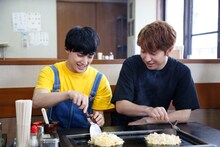 お好み焼きを焼くユースケとコーイチ。