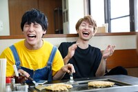 大笑いするユースケとコーイチ。