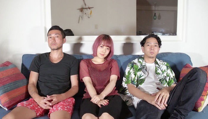 左からDJ HASEBE、おかもとえみ、唾奇。