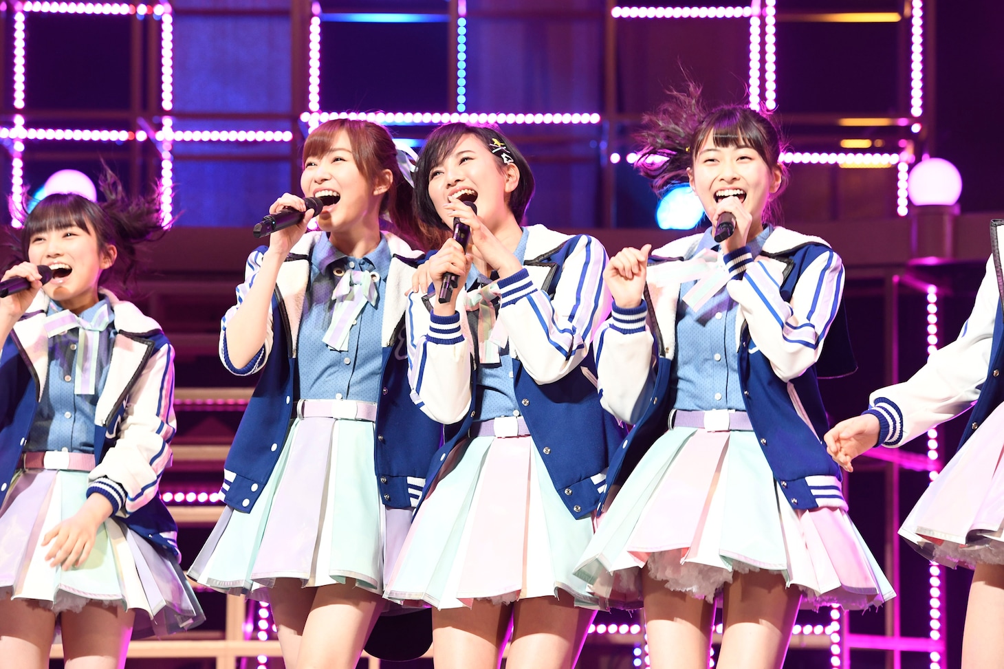 左から矢吹奈子、指原莉乃、兒玉遥、松岡はな