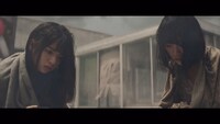乃木坂46「女は一人じゃ眠れない」ミュージックビデオのワンシーン。