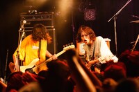 左からYU-TA（B, Cho / NECOKICKS）、HARA-KUN（G, Cho / NECOKICKS）。（撮影：白石達也）