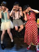 左から新希咲乃、西井万理那、宇佐蔵べに。