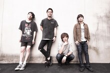 MELLOWSHiP。左端がToshiki（G）、右端がTatsuya（Dr）。