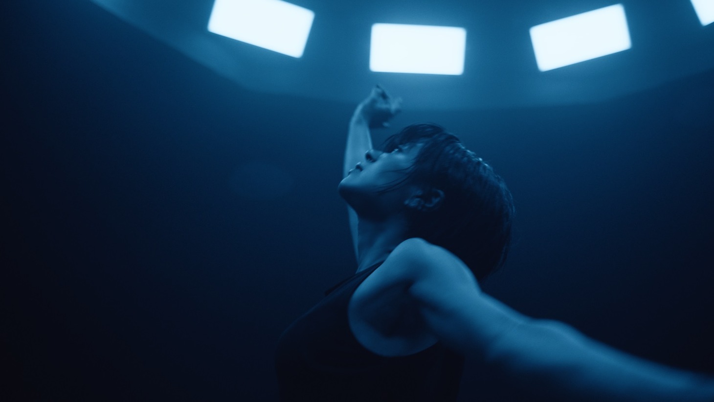 「Forevermore」ミュージックビデオのワンシーン。
