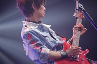 Jun（G）（写真提供：ソニー・ミュージックレコーズ）