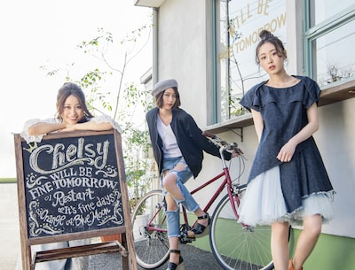Chelsy。左からAMI（Dr, Vo）、SHIZUKA（B, Vo）、MIO（G, Vo）。