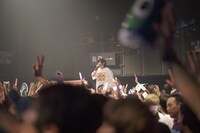 フロアに降りたしふぉん。（写真：荻原楽太郎）