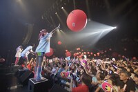 「なつ おん ぶる ー」のパフォーマンスの様子。（写真：荻原楽太郎）