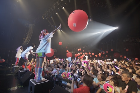 「なつ おん ぶる ー」のパフォーマンスの様子。（写真：荻原楽太郎）