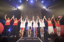 終演後に挨拶するゆるめるモ！とバンドメンバー。（写真：荻原楽太郎）