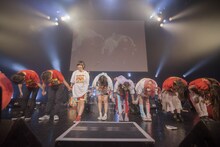 ゆるめるモ！とバンドメンバー。（写真：荻原楽太郎）