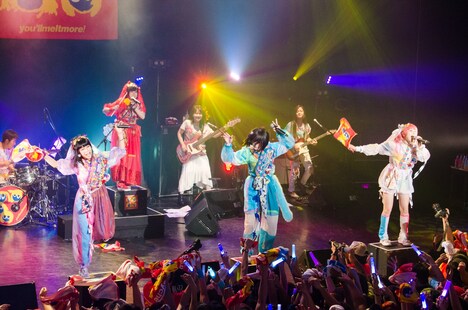 「ゆるめるモ！ディスコサイケデリカツアー」赤坂BLITZ講公演の様子。（写真：曽我美芽）