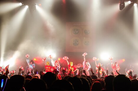 「ゆるめるモ！ディスコサイケデリカツアー」赤坂BLITZ公演の様子。（写真：曽我美芽）