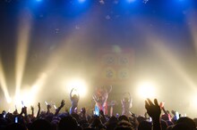 「ゆるめるモ！ディスコサイケデリカツアー」赤坂BLITZ公演の様子。（写真：曽我美芽）