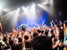 「ゆるめるモ！ディスコサイケデリカツアー」赤坂BLITZ公演の様子。（写真：曽我美芽）