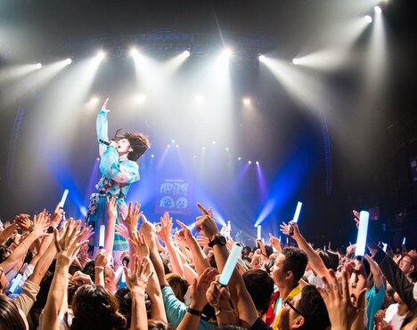 観客の上に立って歌うあの。（写真：曽我美芽）