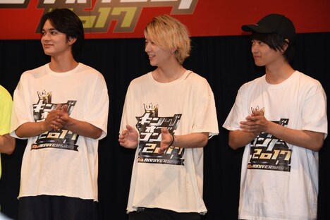 コントに友情出演した（左から）北村匠海、小林龍二、橘柊生。