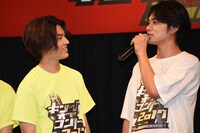 北村匠海（右）の話を聞く矢部昌暉（左）。