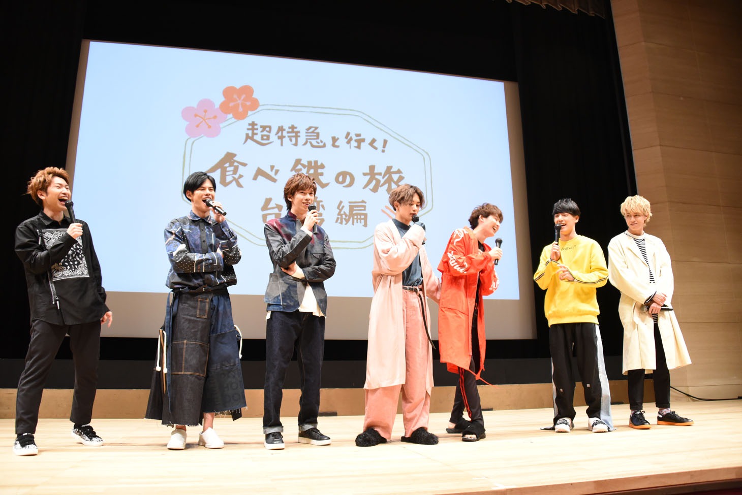 会見の様子。