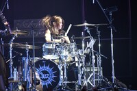 LEVIN（Dr）（撮影：小松陽祐［ODD JOB］、岡本麻衣）