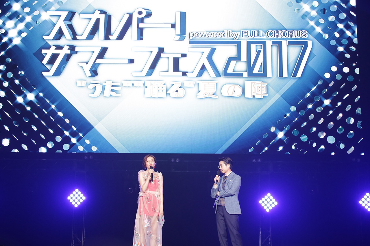 「スカパー！ サマーフェス 2017 powered by FULL CHORUS」の様子。左からMCのベッキー、ハマ・オカモト（OKAMOTO'S）。（提供：BSスカパー!「フルコーラス」）