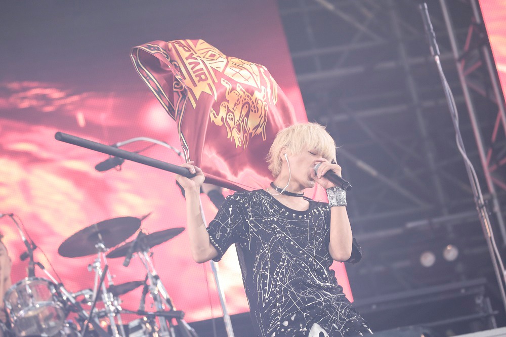 人気記事8位は「SPYAIR、豪雨の富士急で1万5000人と『絶対忘れないライブ』完遂」より、IKE（Vo）。